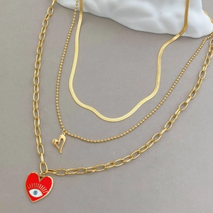Collier triple rang plaqué or avec cœur en émail rouge œil du diable et chaîne serpent