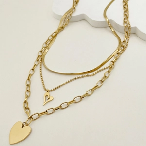 Collier doré à trois rangs avec chaîne serpent, chaîne à billes et pendentifs en cœur