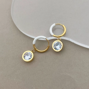 Pendiente de oro estilo francés con esmalte blanco y colgante de circón brillante