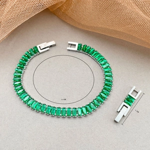 Pulsera de acero plateado con radiantes piedras de circonita cúbica verde esmeralda