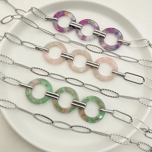 Sautoirs colorés en résine acétate et acier inoxydable tons vert, rose et violet