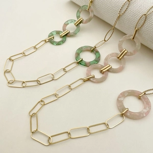 Long collier chaîne dorée à la mode avec des anneaux colorés en acétate acrylique
