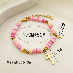 Bracelet bohème fait main en perles d'argile colorées avec breloques croix dorées