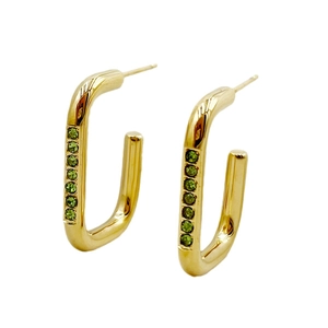 Boucles d'oreilles en titane doré en forme de U avec zircons verts micro-incrustés