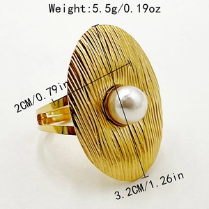 Vista de detalle del anillo ovalado dorado con perla blanca y textura cepillada medidas