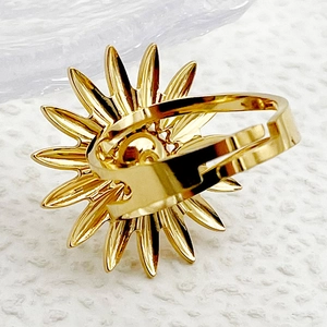 Vista macro de un anillo de girasol dorado con pétalos pulidos y banda abierta ajustable
