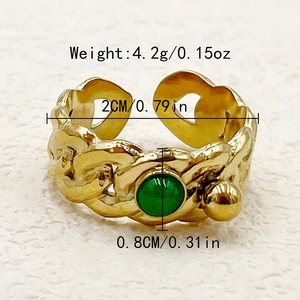 Vue macro de la bague chaîne dorée avec pierre verte et étiquettes de dimensions