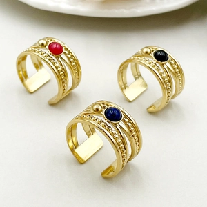 Ensemble de trois bagues dorées multicouches avec pierres rouges, noires et bleues
