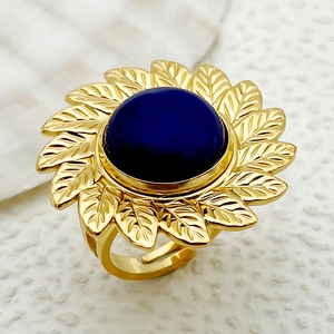Anillo girasol vintage con piedra azul oscuro y pétalos de metal dorado texturizado