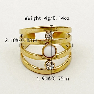 Détail d'une bague multicouche dorée avec perle blanche et strass brillants incrustés