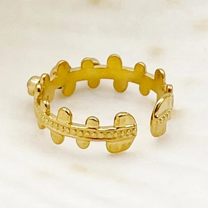Vue détaillée de la bague ouverte multicouche dorée avec bord perlé et motif de feuille