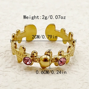 Vue détaillée de la bague chaîne dorée multicouche avec strass roses et dimensions