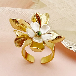Bague fleur chic plaquée or avec pétales émaillés blancs et pierre verte