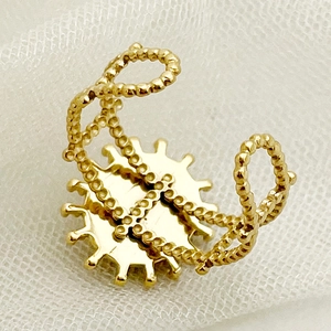 Détail de la bague bohème en acier doré avec motif de tournesol et turquoise