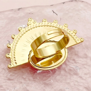 Detalle de anillo abierto vintage dorado en forma de abanico con cuentas en relieve y rayas