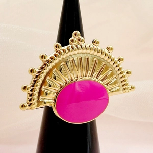Detalle de anillo dorado vintage con esmalte magenta e incrustación con diseño de abanico