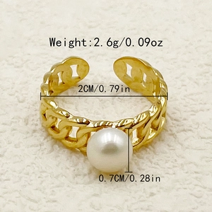 Vue détaillée de la bague maillon plaquée or avec mesures et accent de perle blanche