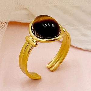 Verstelbare gouden ring met een ovale tijgeroogsteen voor dames in moderne stijl