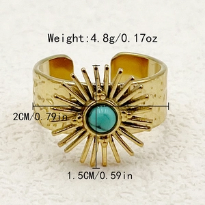 Détail d'une bague tournesol dorée réglable avec turquoise et texture martelée