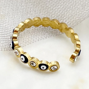 Vue macro détaillée d'une bague ajustable oeil protecteur doré avec émail et zircons