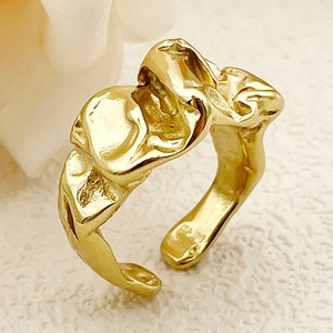 Détail macro de la texture dorée irrégulière et de l'anneau ajustable de cette bague