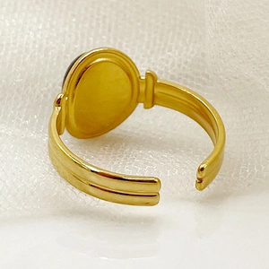 Detailopname van een vergulde ovale ring met een verstelbaar open bandontwerp