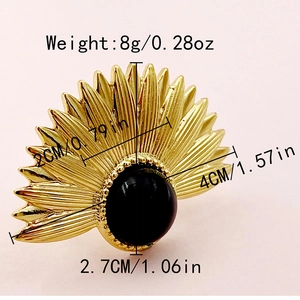Dimensiones detalladas del anillo de metal dorado en forma de abanico con piedra negra