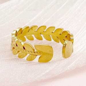 Vue détaillée de la bague ajustable dorée avec motif de feuilles et texture élégante