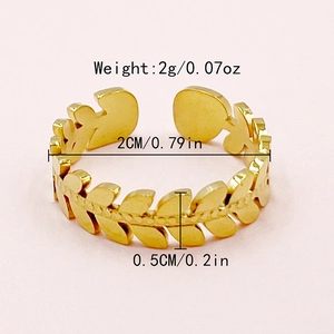 Vue détaillée d'une bague feuille plaquée or avec mesures en grammes et pouces