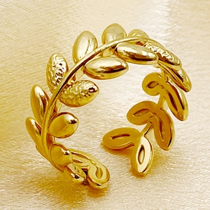 Bague réglable en feuilles de laurier dorées avec détails polis et textures mates