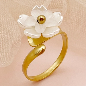 Bague ouverte chic en acier inoxydable doré avec motif fleur blanche pour femmes
