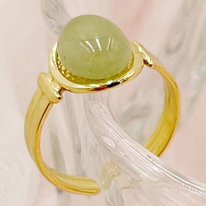 Vergulde roestvrijstalen open ring met een ovale lichtgroene edelsteen voor dames