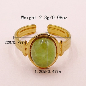 Gedetailleerd bovenaanzicht van een gouden verstelbare ring met een groene ovale edelsteen