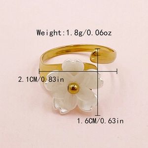 Détail de la bague dorée avec fleur blanche mate, dimensions indiquées et poids de 1,8g