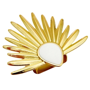 Anillo vintage dorado con diseño solar e incrustación de esmalte blanco y estilo retro