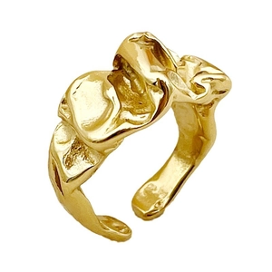 Bague ouverte fleurie dorée ajustable avec texture lave organique et motif floral