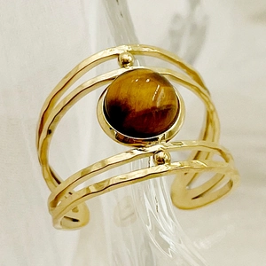 Vue détaillée d'une bague bohème en acier avec pierre œil de tigre et finition martelée