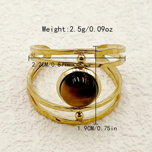 Détail d'une bague bohème dorée avec motif tournesol, turquoise brune et dimensions