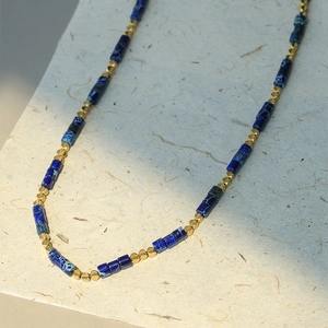 Collier de perles en pierre naturelle avec cylindres bleus et facettes dorées pour femme