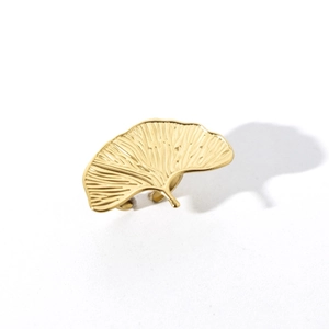 Bague feuille de ginkgo dorée élégante en forme de cœur irrégulier avec texture fine