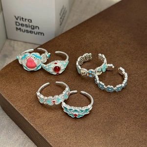 Nahaufnahme eines 6-teiligen chinesischen Emaille-Blumenring-Sets mit floralen Mustern