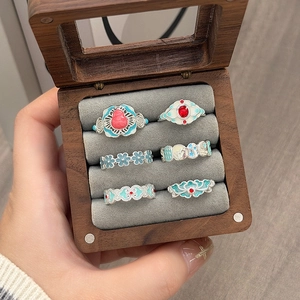 Retro chinesische Emaille Blumenringe Set in einer edlen Walnuss Schmuckschatulle
