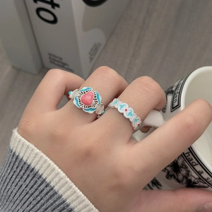 Detaillierte Makroansicht von Retro-Emaille-Blumenringen mit traditionellen Motiven
