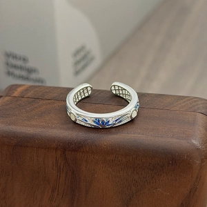 Detailaufnahme: Retro-Silberring mit blauer Emaille-Blume und weißen Einsätzen