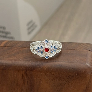 Detailansicht eines Vintage-Filigranrings mit bunten Emailleblumen und rotem Edelstein