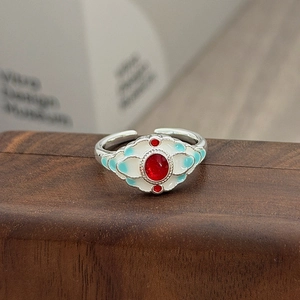 Makro-Detail von verstellbarem Ring im chinesischen Stil mit rotem Stein und Emaille
