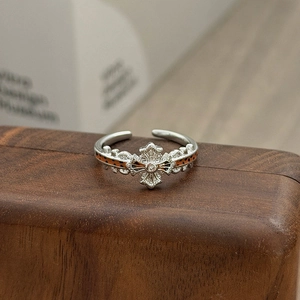 Makroaufnahme des Retro-Rings mit Blumengravur und orangefarbenem Leopardenmuster