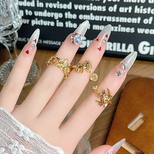 Set de anillos dorados vintage con diseños de unicornio y luna-estrella con circonitas