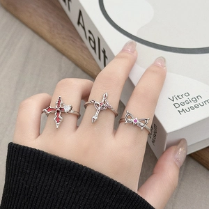 Gothic aardbeienkruis en vlinder ringenset met rode zirkoon en emaille details