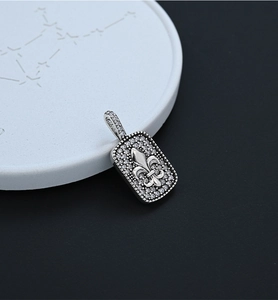 Detail van de vierkante lelie-hanger met witte zirkoon pavé op een zwarte achtergrond